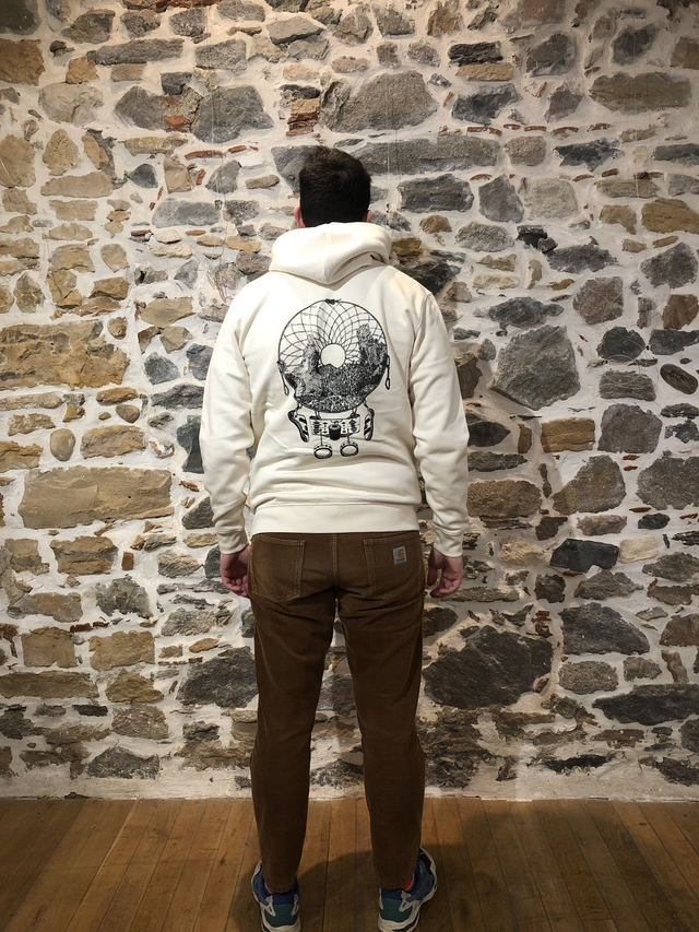 Sweat beige à capuche sérigraphié – Œuvre Attrape-rêve