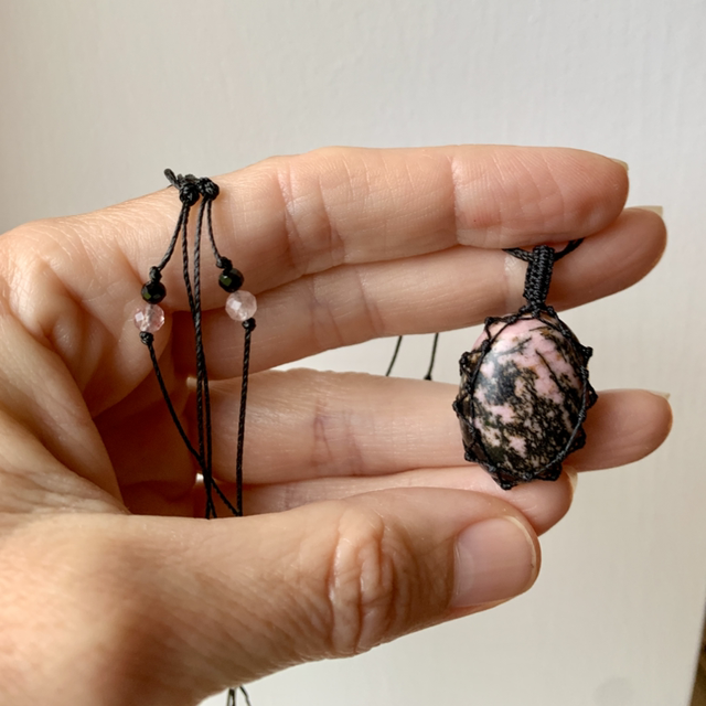 Collier Rhodonite en micro-macramé 