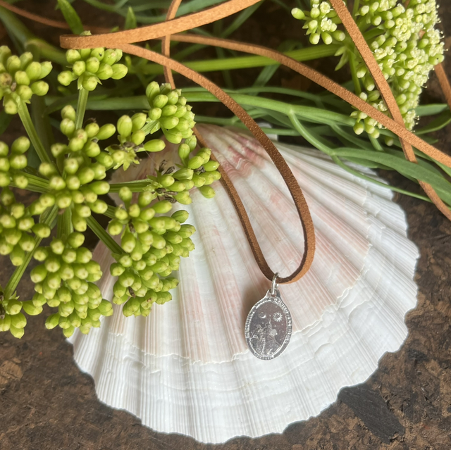 Médaille lacet suédine caramel