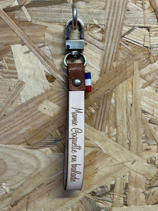 Porte-clés en cuir &quot;Mamie coquette en balade à Mornac sur seudre&quot;