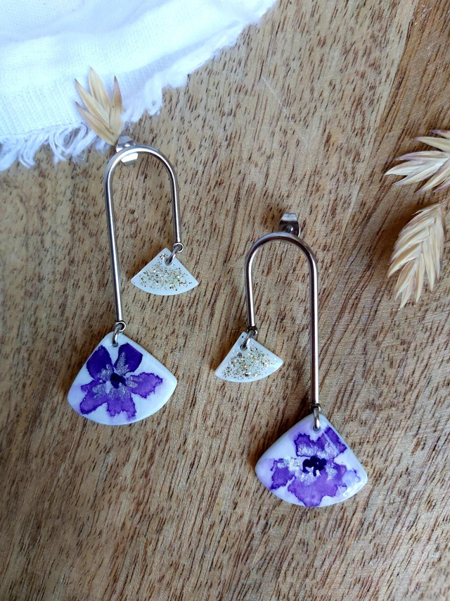 Boucles d&#039;oreilles &quot;Équilibre&quot; fleurs colorées