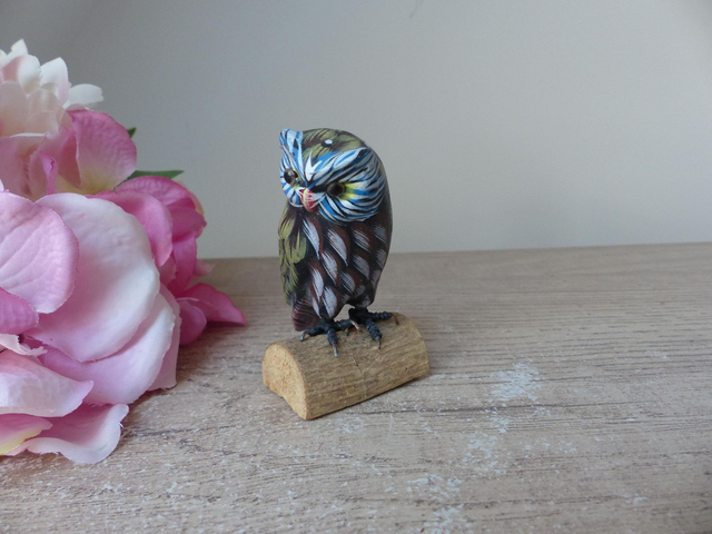 Ancienne petite chouette figurine en bois sculptée sur socle peint main Vintage, Cadeau chouette porte-bonheur décoration bureau campagne