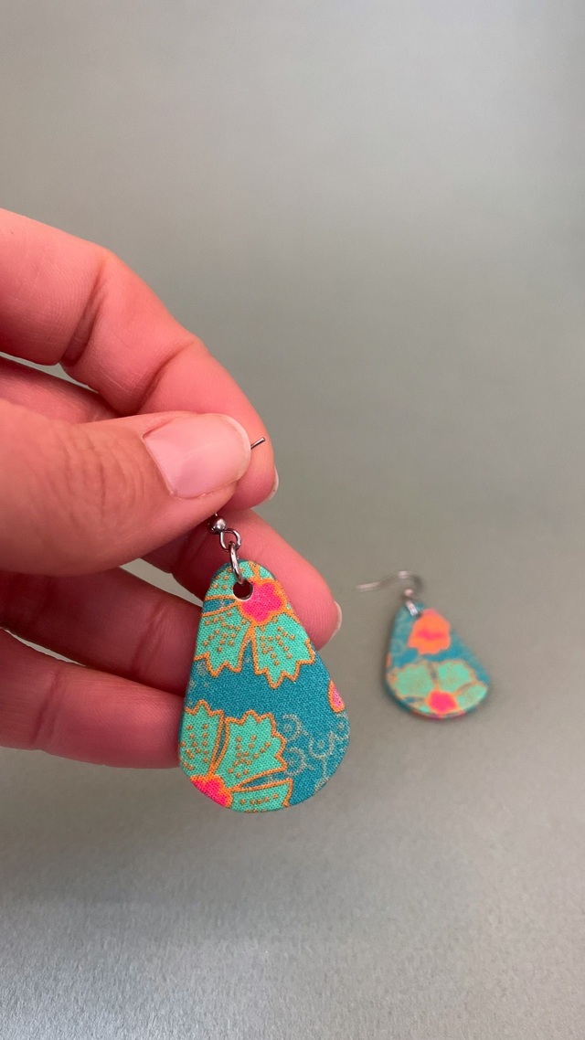 Boucles d'oreilles carton et tissu forme petites gouttes, collection " indie turquoise " - fond turquoise et motifs fleuris bleu, orange et rose
