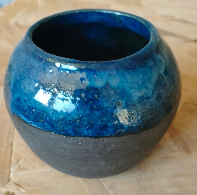 Petit vase boule en grès émaillé bleu profond – Pièce artisanale unique