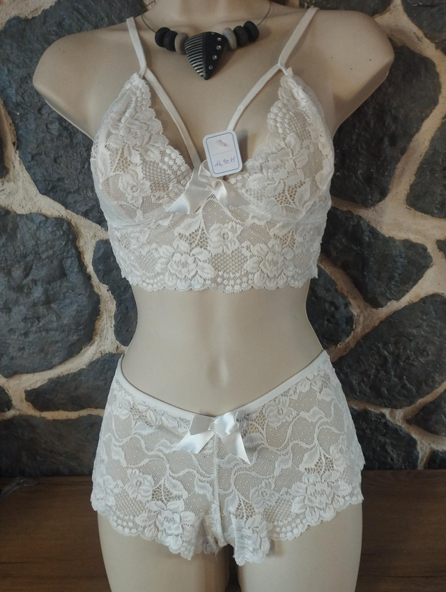 Ensemble triangle sans armatures ni rembourrage, couleur ivoire taille M pour le haut et pour le shorty 
