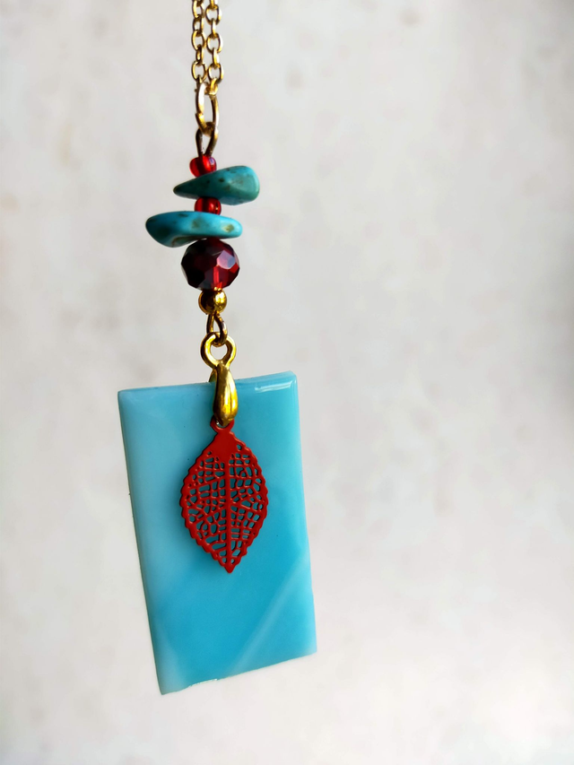 Pendentif en verre bleu azurin opalescent et chaîne couleur or. Numéro 5
