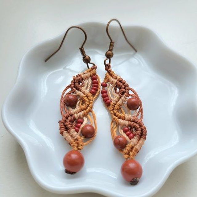 Kit Boucles d’oreilles Elara Jaspe rouge (micro-macramé fils marron, beige)