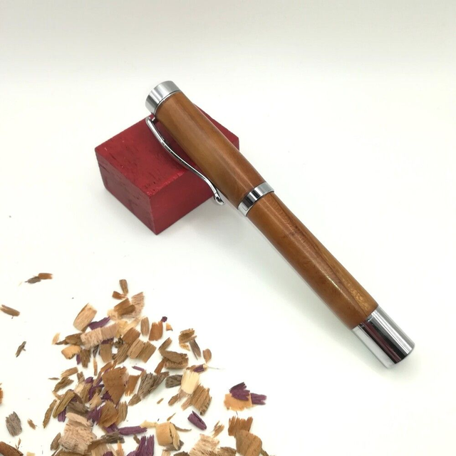 Stylo plume argenté en bois de merisier 