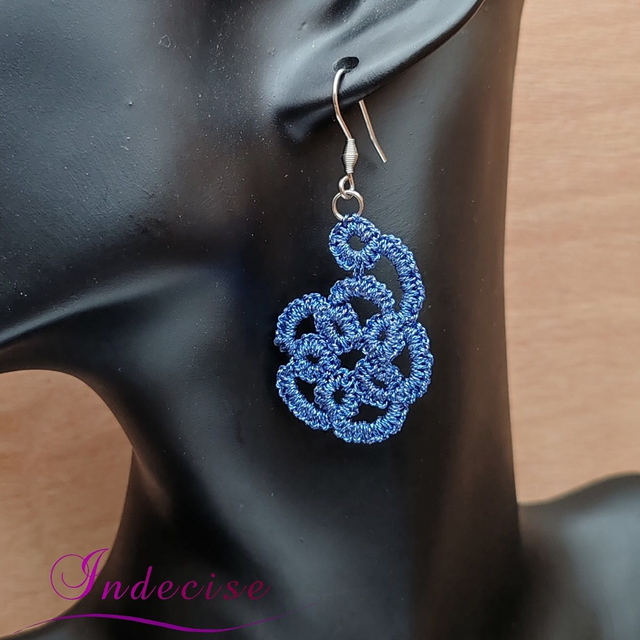 Boucles d'oreilles fleur bleu dur métal, crochets en acier 316L - Créations artisanales Indecise