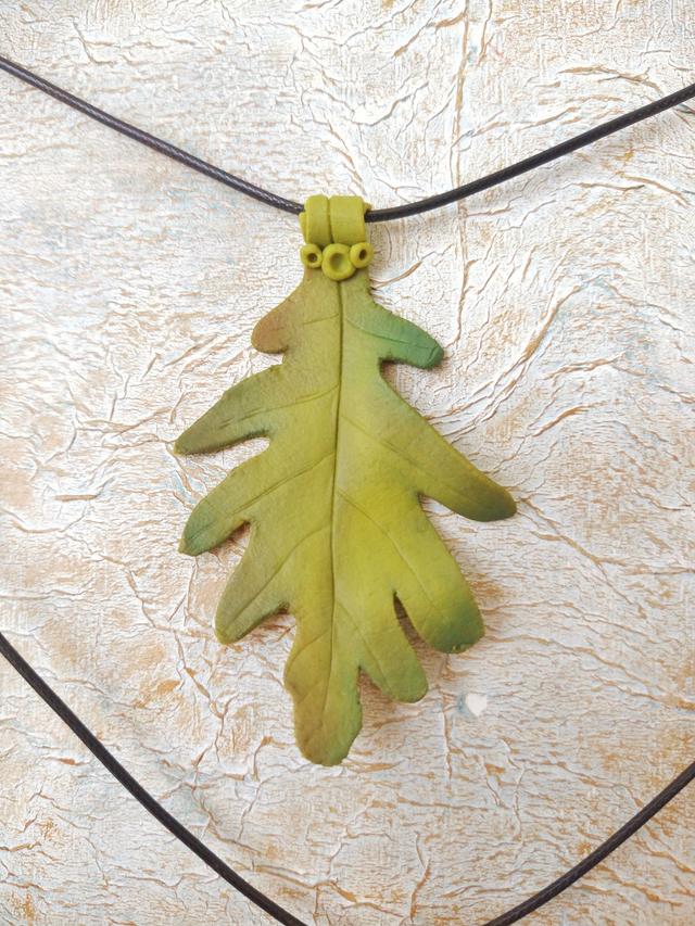 Collar de hoja de roble modelada en arcilla polimérica