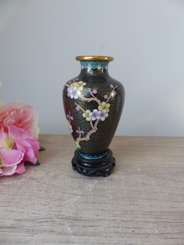 Petit Vase Vintage en Laiton Cloisonné – Motif Fleurs de Cerisier – Style Asiatique sur Socle - Décoration Maison Ambiance Asie
