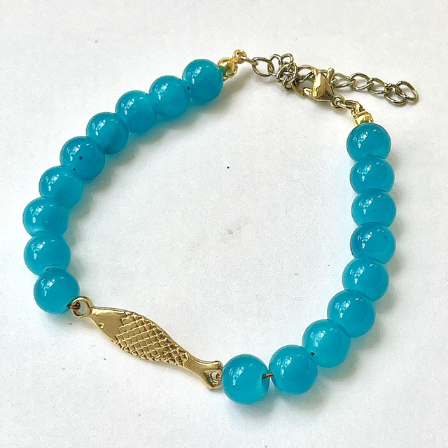 B95 -Bracelet perle en verre et breloque poisson 