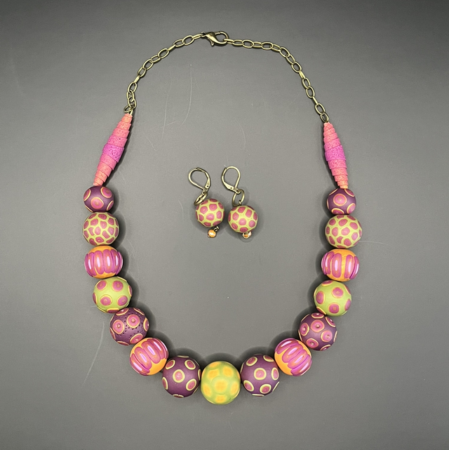 Collier statement et boucles d’oreilles 