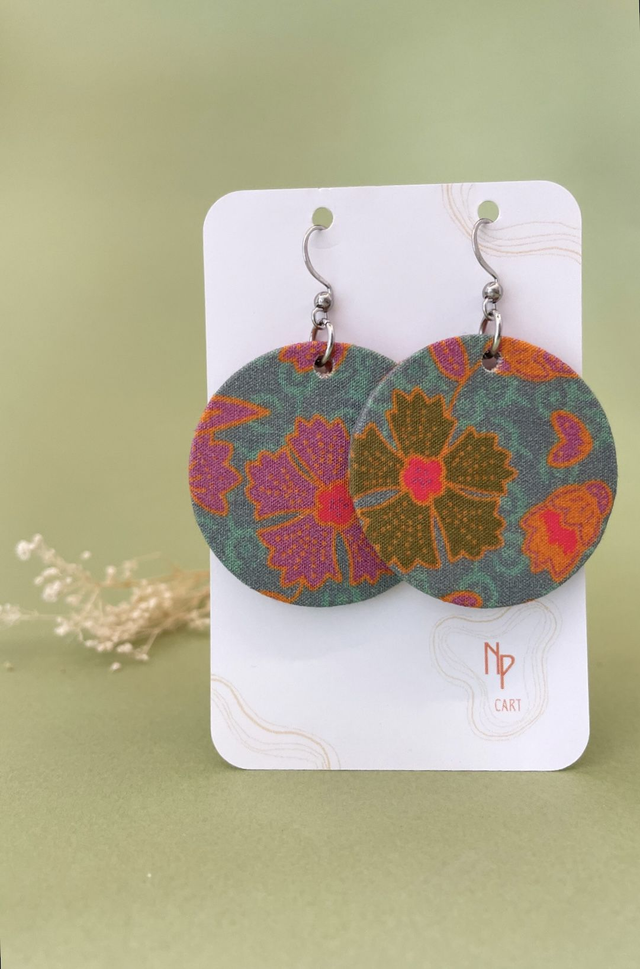 Boucles d'oreilles carton et tissu forme ronde, collection " indie ardoise " - fond bleu/gris et motifs fleuris kaki, rose et orange