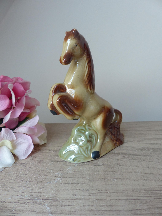 Statuette cheval cabré en porcelaine vintage – Fabriquée au Brésil, déco équitation bureau, ranch ou maison de campagne, collection équestre