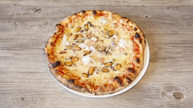 10.Fruits de mer : Base tomate, mozzarella, emmental français et cocktail de fruits de mer.🌊