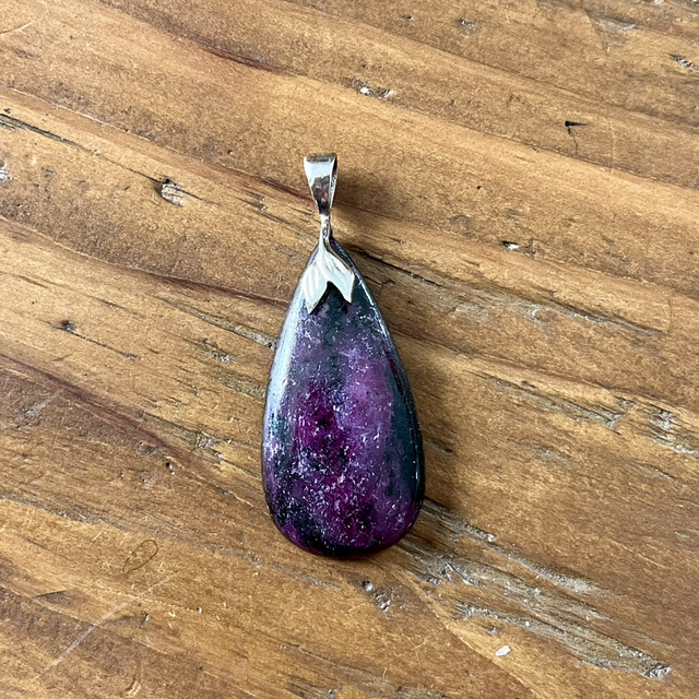 Pendentif en Rubis Zoisite et bélière argent 