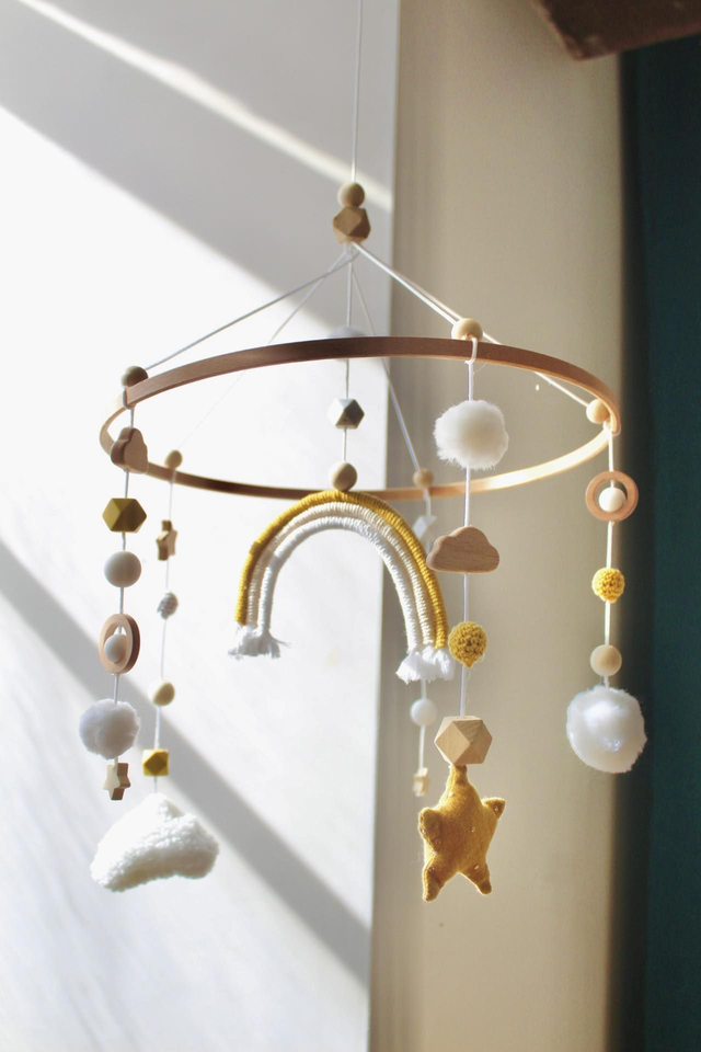 Mobile bébé jaune moutarde