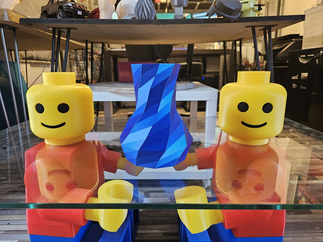 Vase design bleu satiné