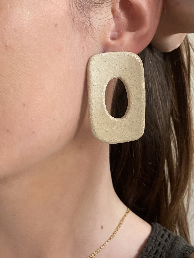 Boucles d&#039;oreilles Gaïa coloris sable