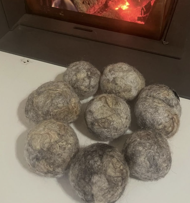 Vilten speelballetjes KAT 3 stuks( van eigen schapenwol)