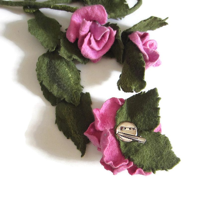 Collana infeltrita lana merino rosa rosa lilla spilla feltro Collana fatto a mano regali unici