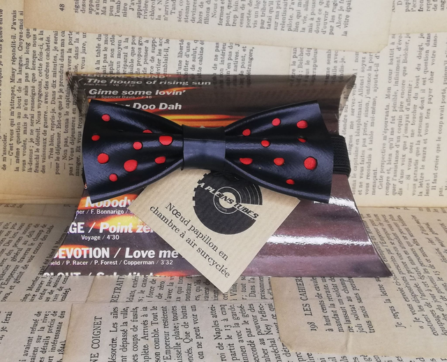 Noeud papillon chambre à air et chute de cuir.