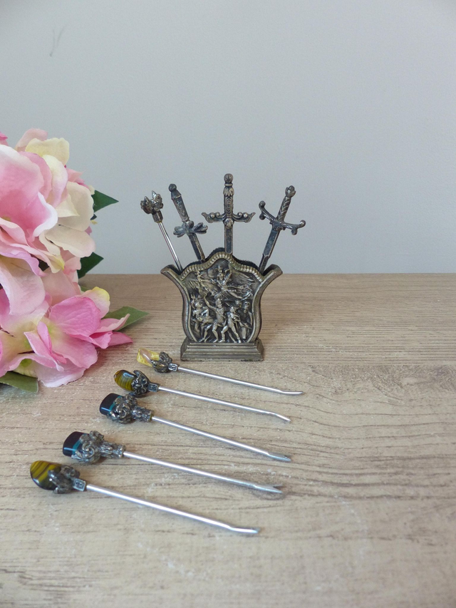 Service Apéritif Ancien en Métal Argenté – Ensemble de Pics Canapés Décoratifs Guerriers avec Motif en Bas-Relief, Épées et Couronnes