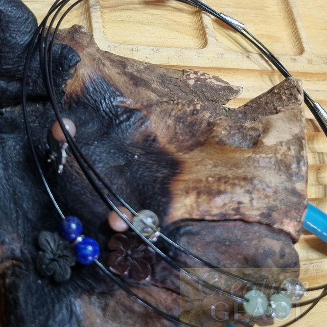 Collier hibiscus :Lapis-lazuli