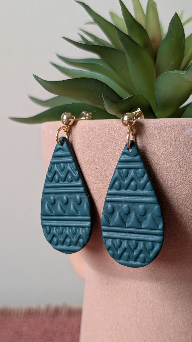 Boucles d'oreilles vert foncé en pâte polymère