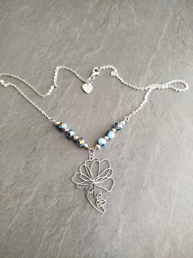 Visage et perles bleues