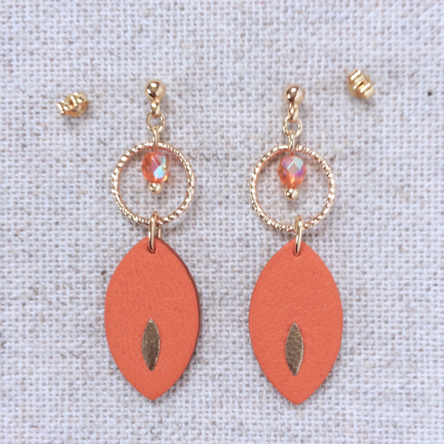 Boucles d’oreilles « Soave » dorées, cuir orange