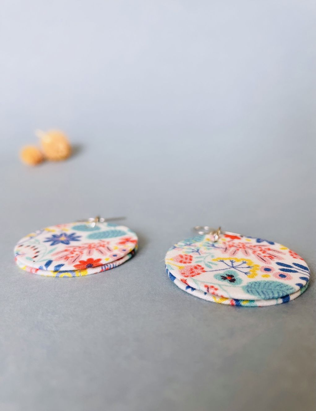 Boucles d'oreilles carton et tissu imprimé végétal de forme ronde, collection « champêtre » - tons blanc, bleu, rouge, jaune, vert.