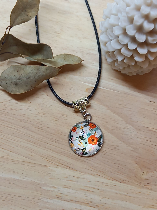 Collier Cabochon image fleurs oranges - fond orange clair  / cordon noir avec fermoir argenté