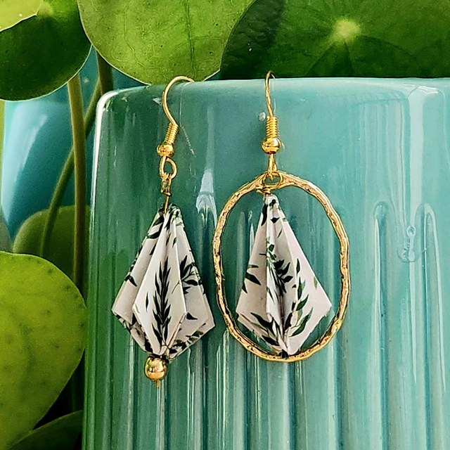 • LES DIFFÉRENTES – boucles d&#039;oreilles asymétriques en origami