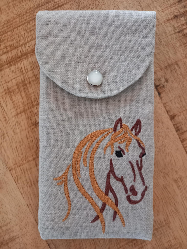Etui à lunettes ou pochette téléphone ,en lin brodé, doublé molletonné .Modèle cheval. Créations artisanales dans mon atelier à Uzès,France.