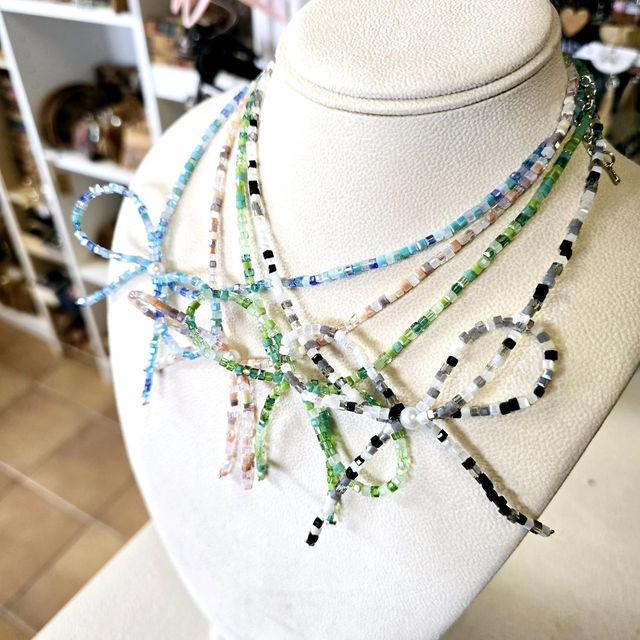 Collier "Vera" en perles de cristal facettées carrés + noeud (4 coloris à choix)