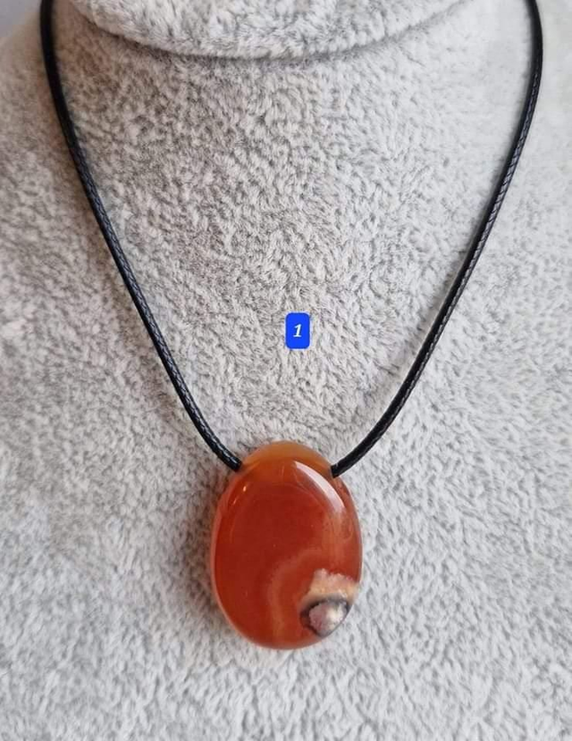 Cornaline pierre percée avec cordon 