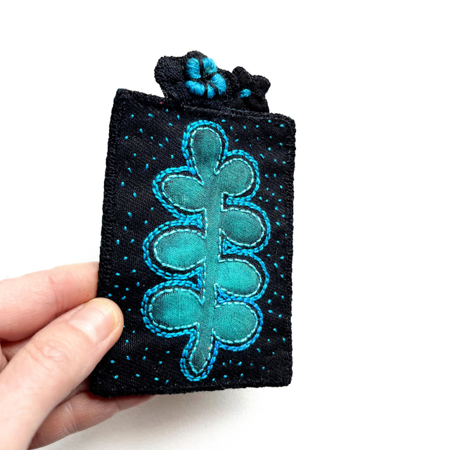 Petit tableau végétal noir et turquoise peint et brodé