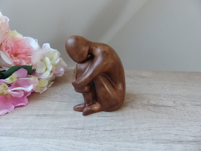 Sculpture Vintage Femme Nue en Résine Marron – Figurine Stylisée Assise – Objet d’Art Déco ou Presse-Papier – Cadeau Élégant