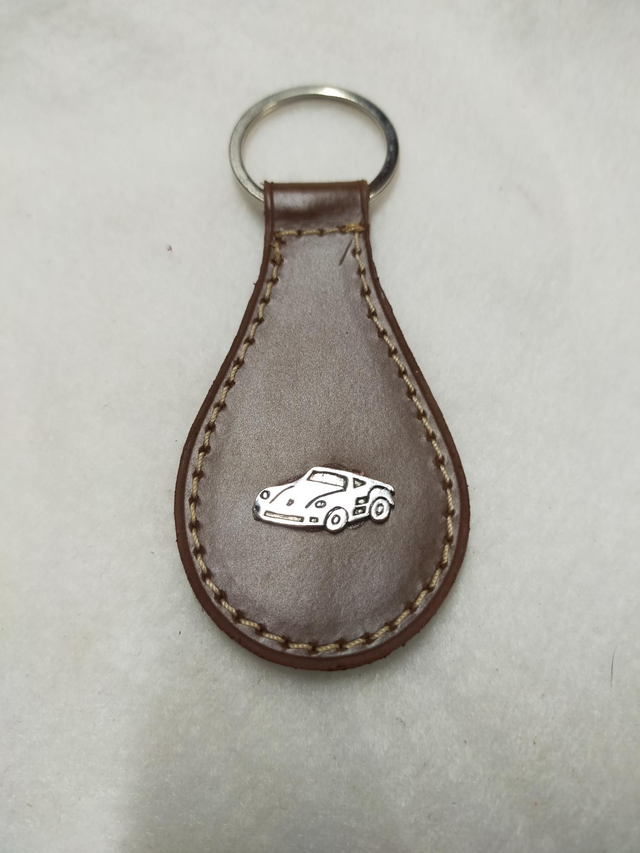 porte-clés " voiture" en cuir