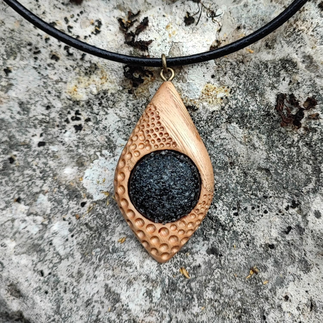 Pendentif en Bois de Châtaignier, Verre filé et Cordon Cuir