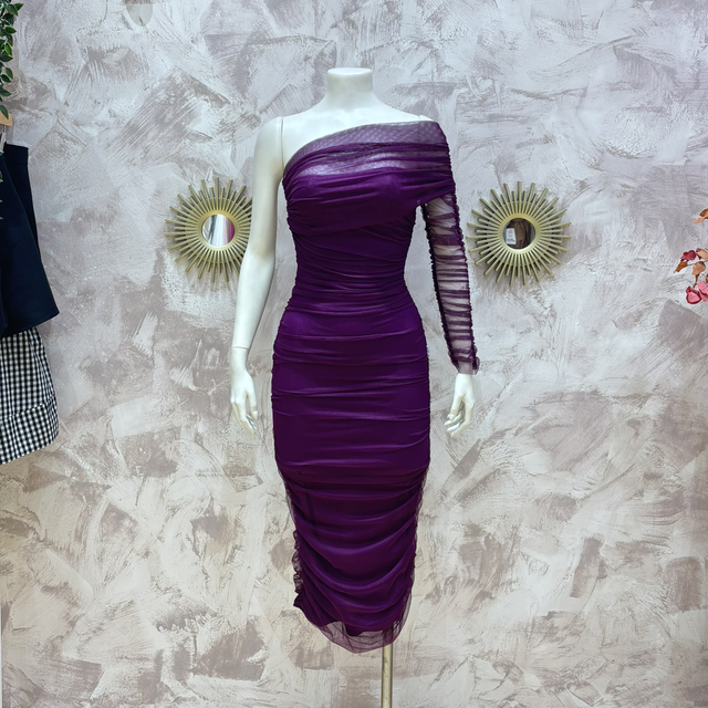 Vestido morado fruncido