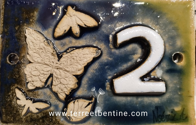 1 Chiffre + motif en bas relief en grès 