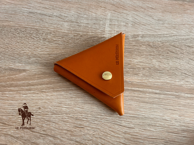Porte-monnaie triangulaire en cuir - Coloris « Cognac » - Fabriqué à la main en France