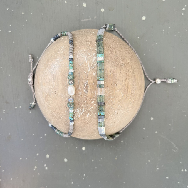 Deux bracelets en perles carrées Tila gris nacré et vert d'eau, perle d'eau douce