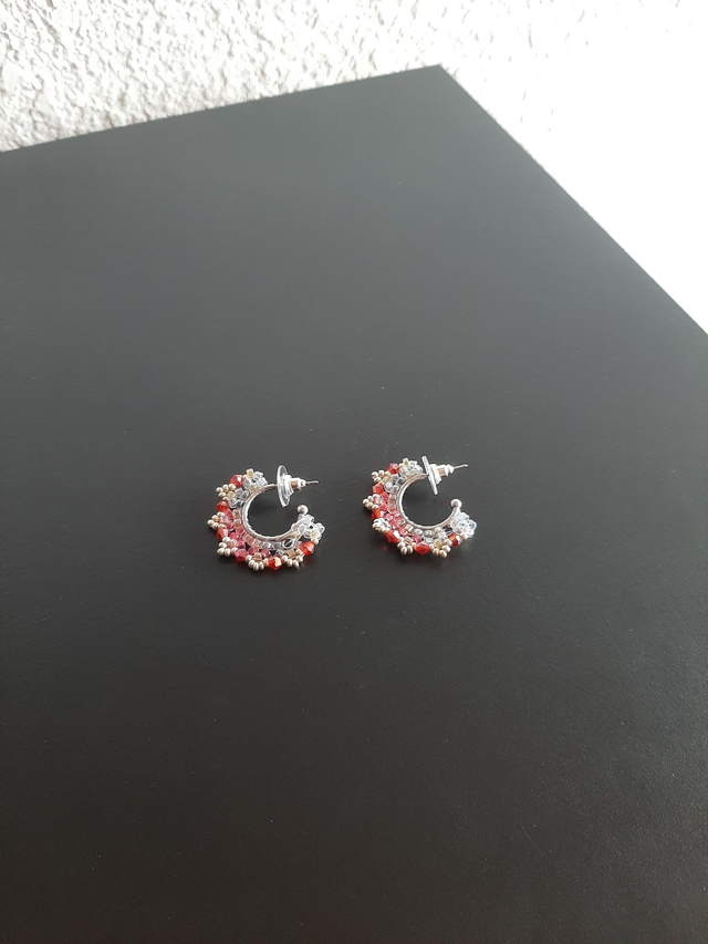 Boucle d&#039;oreilles créole croissant rouge - rose argenté en perle rocaille		