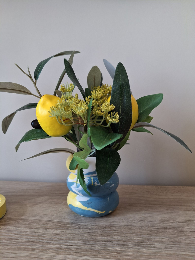 Vase avec anneaux et son bouquet de fleurs intemporelles