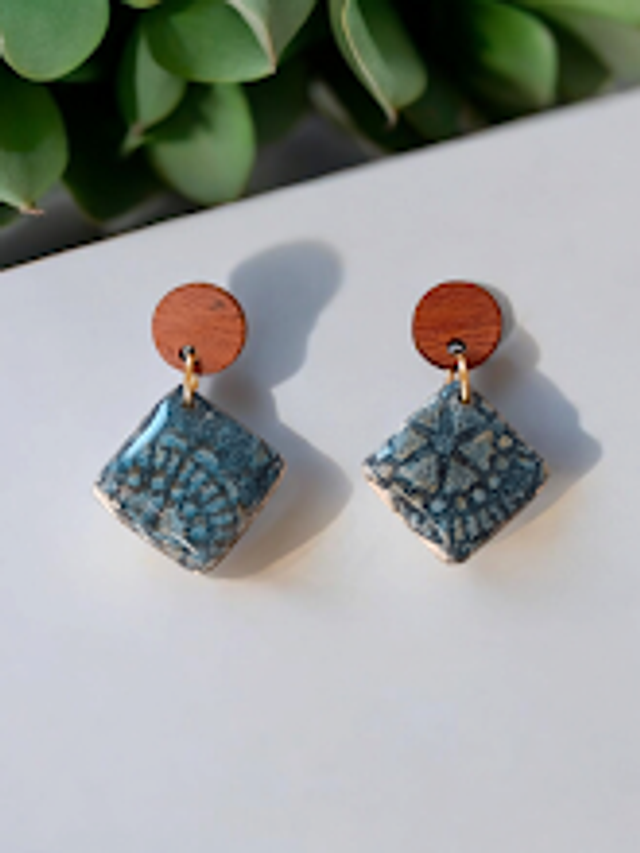 Boucles d&#039;oreilles en argile et papier 