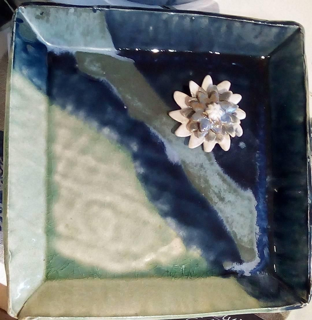 PLAT en grès "bleu lagon"
